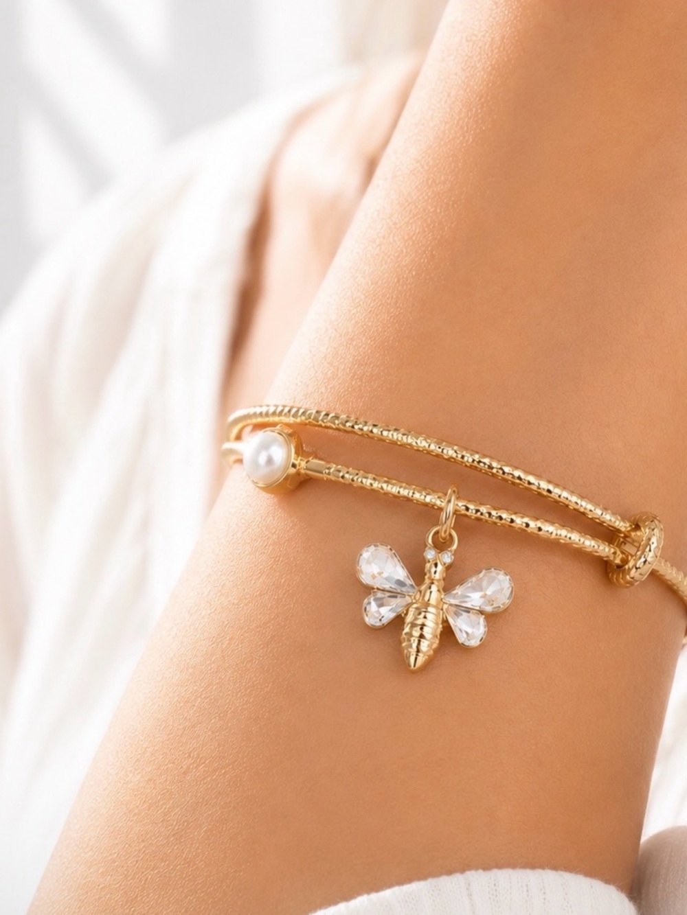 NIB Mary Kay Adjustable Bee Bangle Charm Bracelet with Pearl Accent